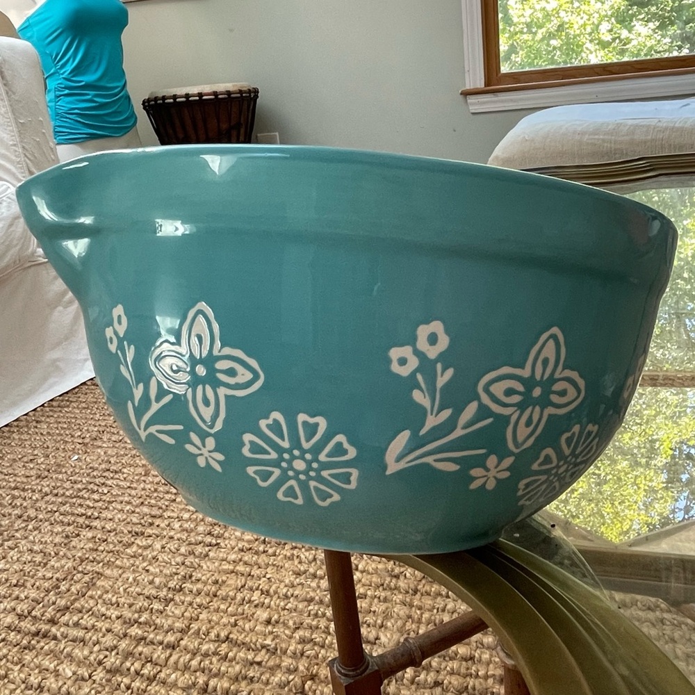 Vintage, the pioneer woman Mazie mixing bowl with spout stoneware